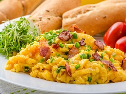 Бъркани яйца с колбас (салам, шунка, луканка или бекон), сирене и зелен лук - снимка на рецептата